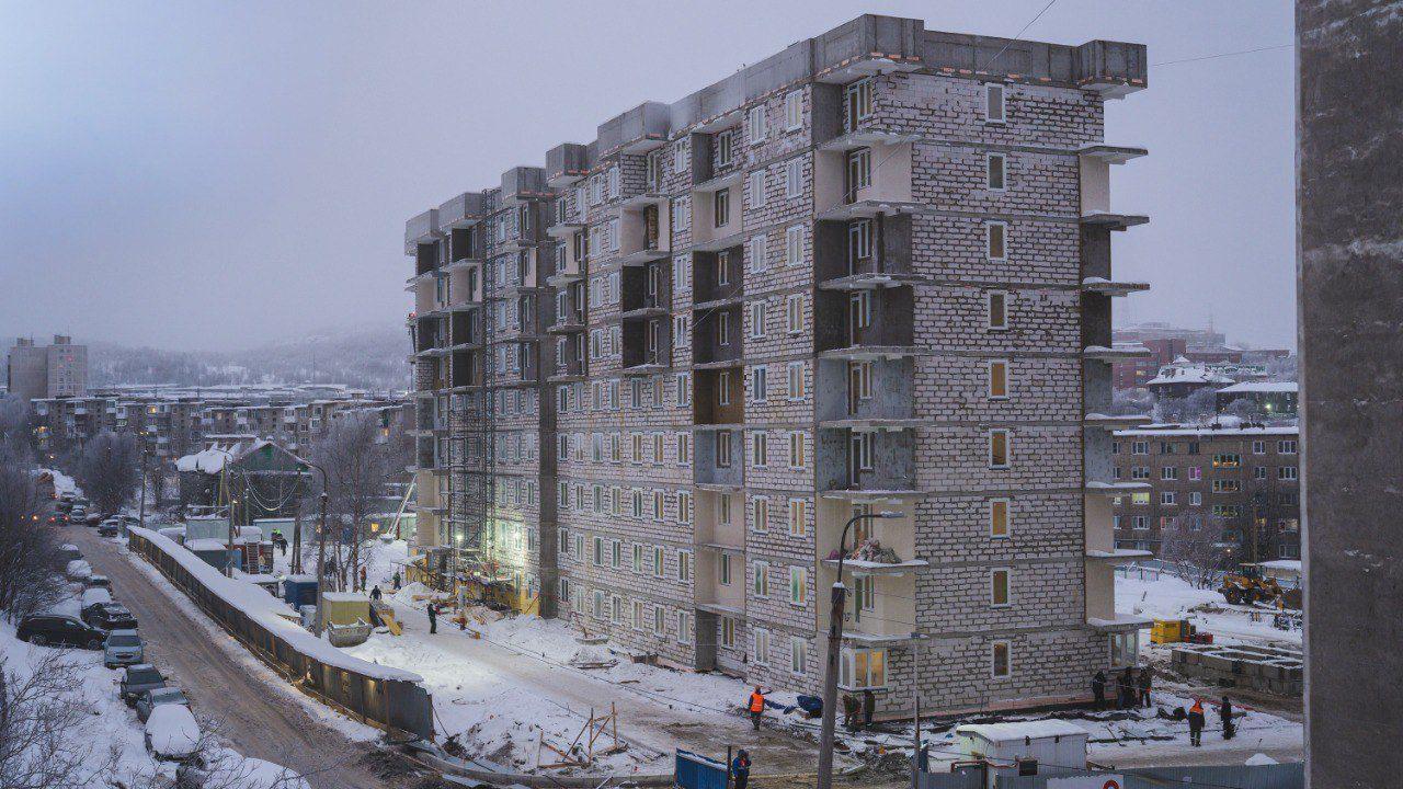 В Мурманске приступили к утеплению фасада возводимого на улице Зеленой жилого дома